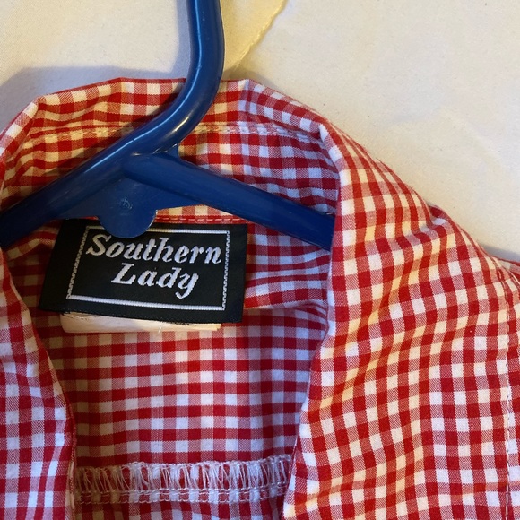 Sleeveless button up - Picture 2 of 3